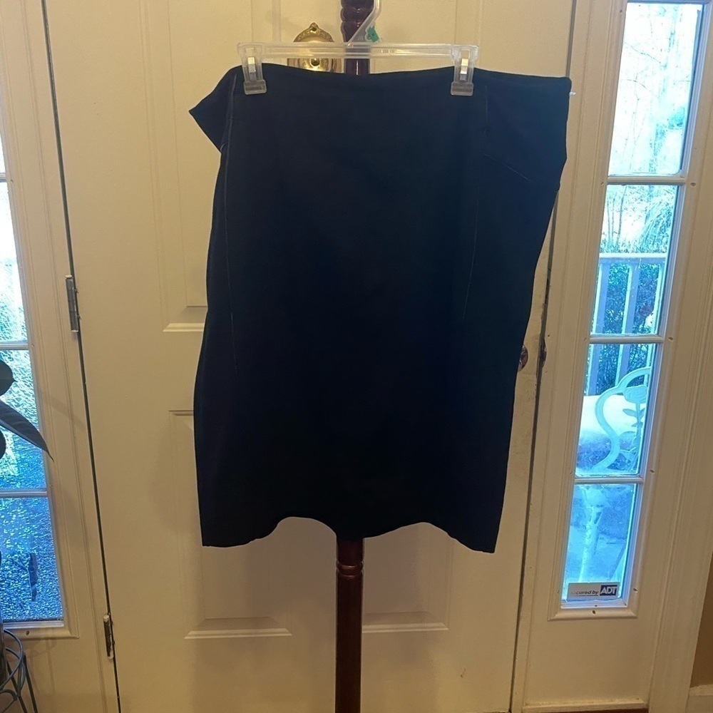 NWT 6TH & LN BLACK SKIRT SIZE 20